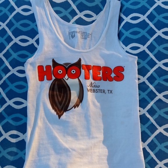 Hooters Tops - 🦉 Hooter's white top 🦉